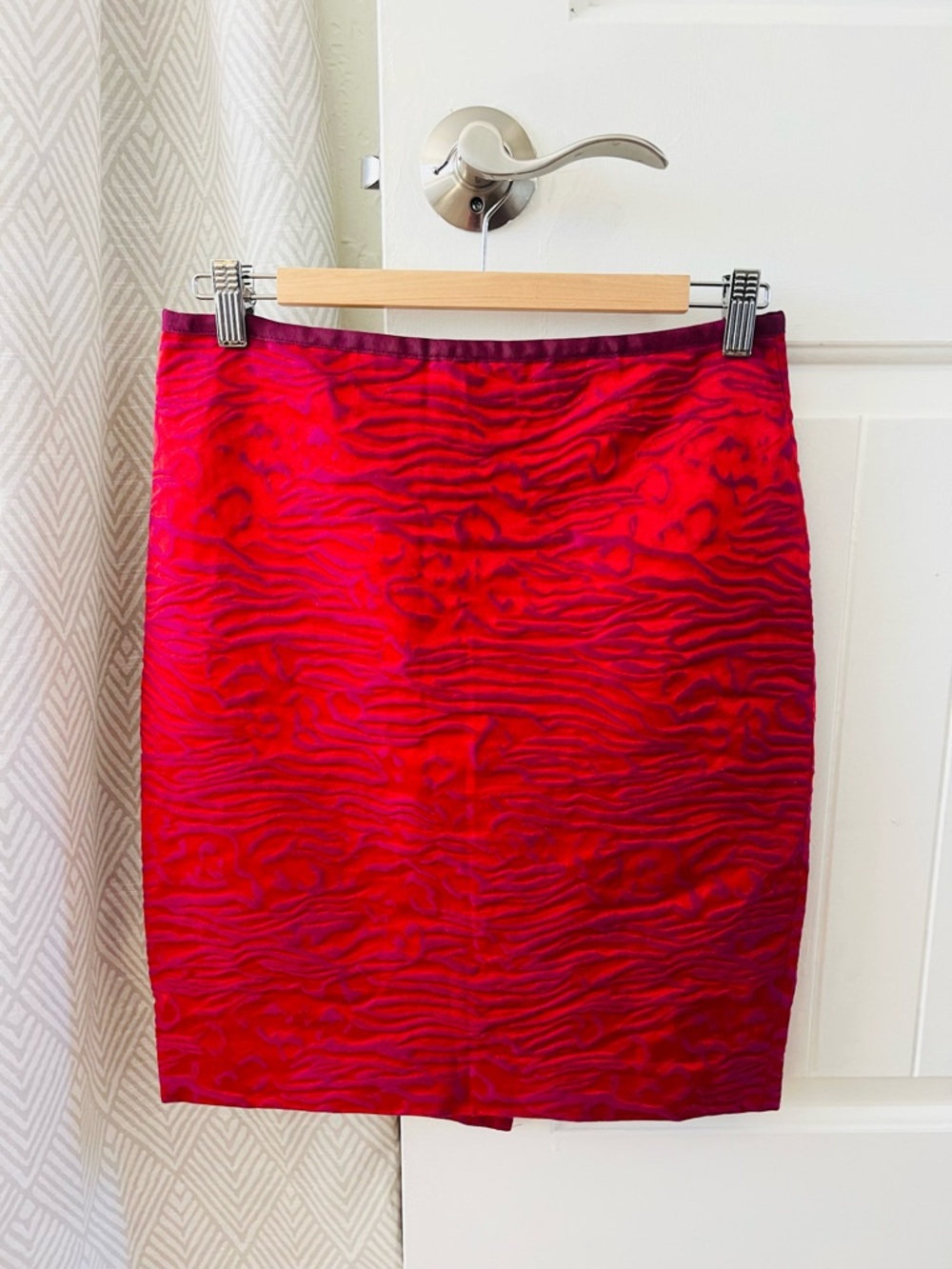 The Limited Red Textured Pencil Skirt Size 4 Animal Print Y2K Fitted Statement